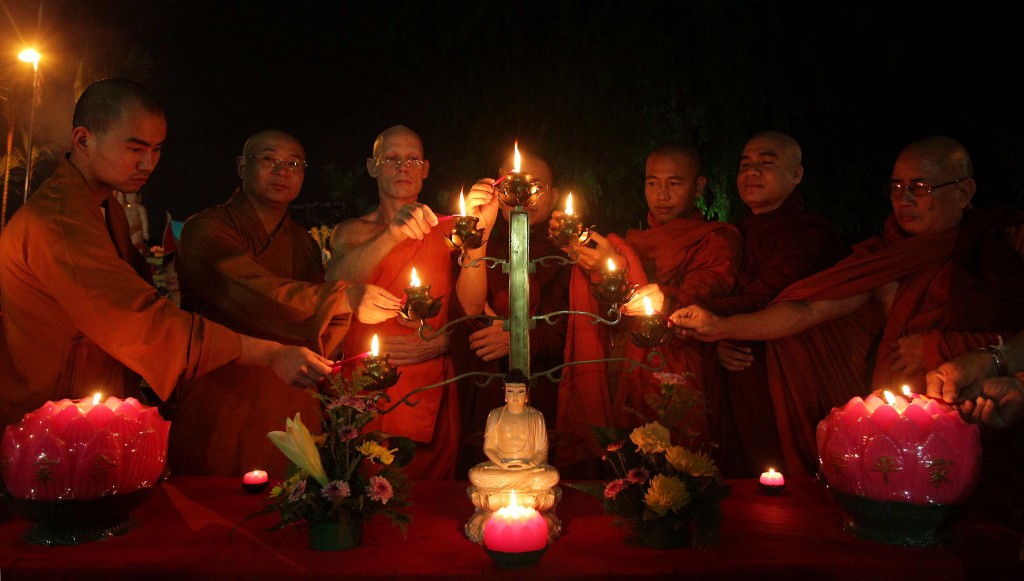 KUALA LUMPUR 03 MAY 2014. Buddhist devotee light the candle during Wesak Month Celebration at Chempaka Buddhist Lodge, Petaling Jaya. NSTP/Ghazali Kori