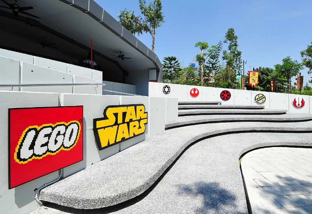 Star_Wars-Entrance_to_Starwars_Miniland_experience-legoland-030914