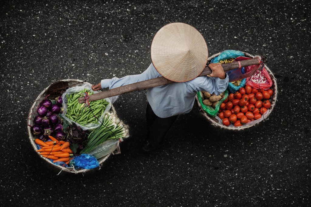 elderly-woman-hanoi-vietnam-don-ganh-yoke-canon-5d-mark-ii-ef-70-200mm-drew-hopper