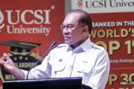 انور: دانشگاه‌ها نباید به «کارخانه تولید مدرک» تبدیل شوند